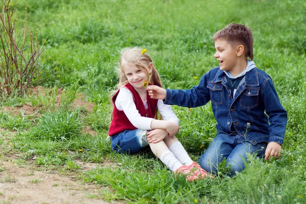 Boy giving flowers to a girl — Stock Photo, Image