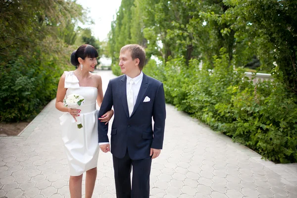 Couple in the park — Stock Photo, Image