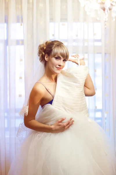 Flicka med bröllopsklänning Royaltyfria Stockfoton