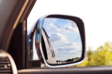 Araba aynada görüntülemek