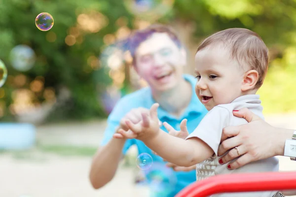 Bambino con bolle di sapone — Foto Stock