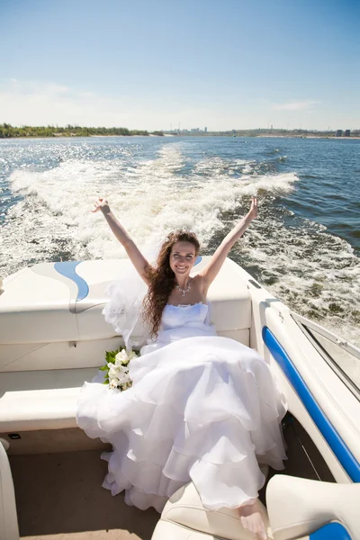 Sposa sulla barca — Foto Stock