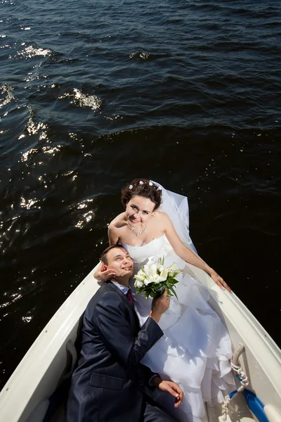 Pareja de boda en el yate —  Fotos de Stock