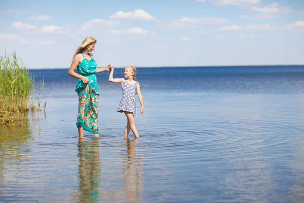 Mom and daughter on the lake — Stock Photo, Image