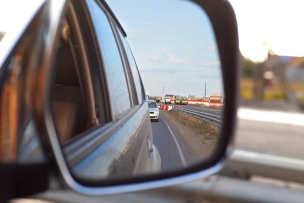 Перегляд у дзеркалі автомобіля — стокове фото