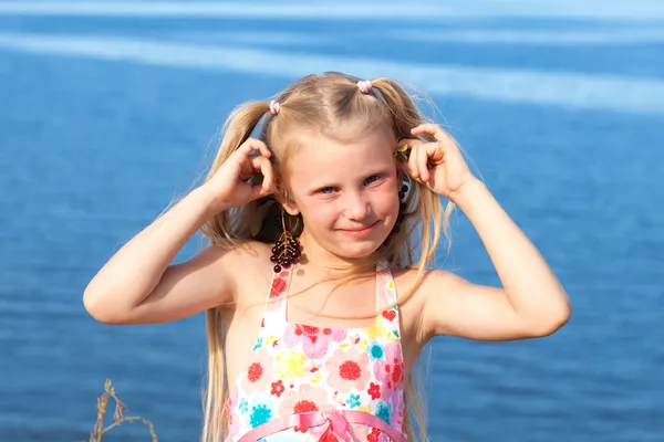 Menina com chokeberry na praia — Fotografia de Stock