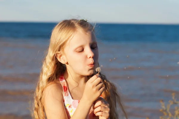 Meisje met paardebloem — Stockfoto