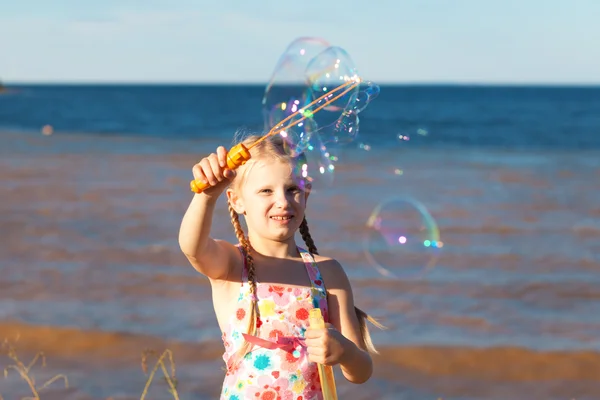 Menina com bolhas de sabão — Fotografia de Stock