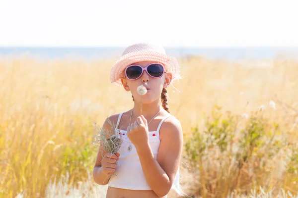 Ragazza con dente di leone — Foto Stock