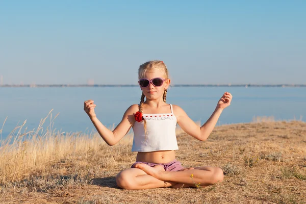 Little girl meditation — Stock Photo, Image