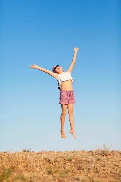 Девушка прыгает на улице — стоковое фото