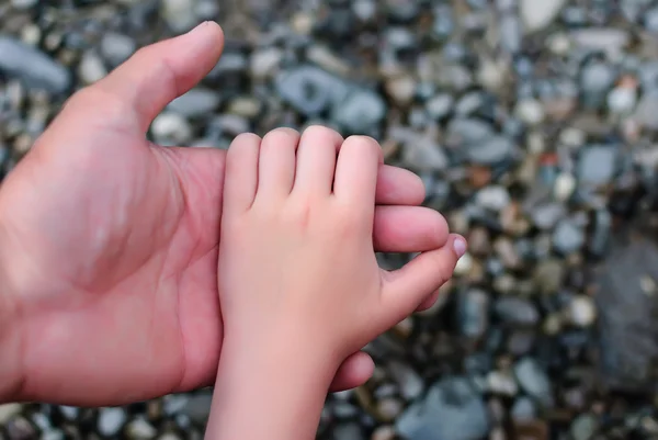 Mão de pai e filho — Fotografia de Stock