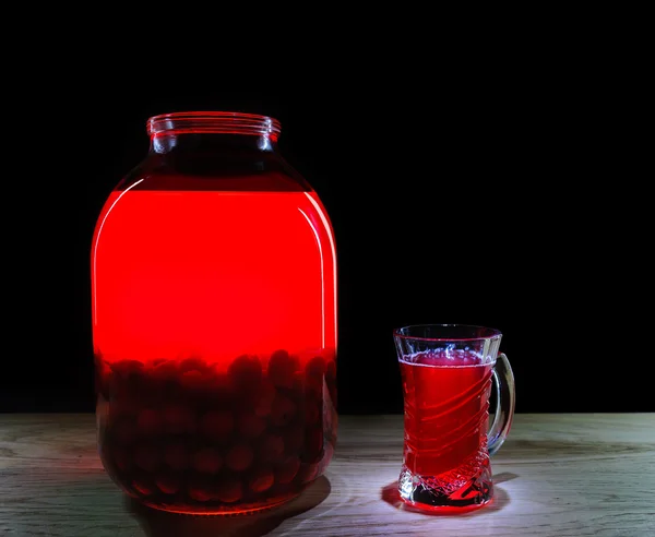 Krug und Glas Kirschsaft — Stockfoto