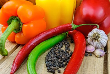 Taze sebzeler masada.