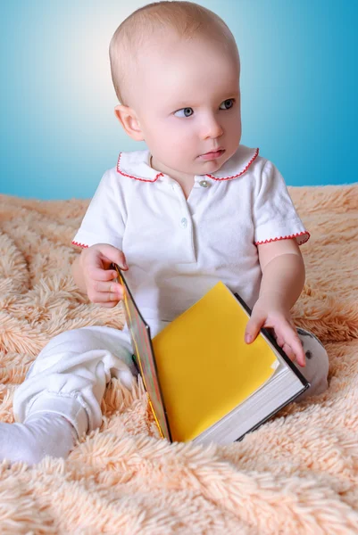 Bebé y libro —  Fotos de Stock