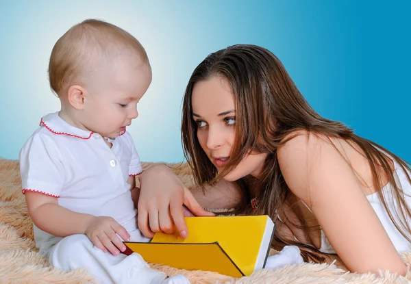 Madre leyendo cuentos para dormir — Foto de Stock