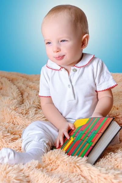 Bebé y libro —  Fotos de Stock