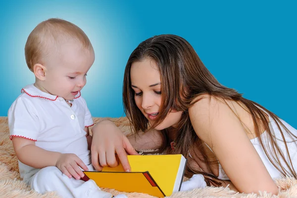 Moeder lezing bedtime stories — Stockfoto