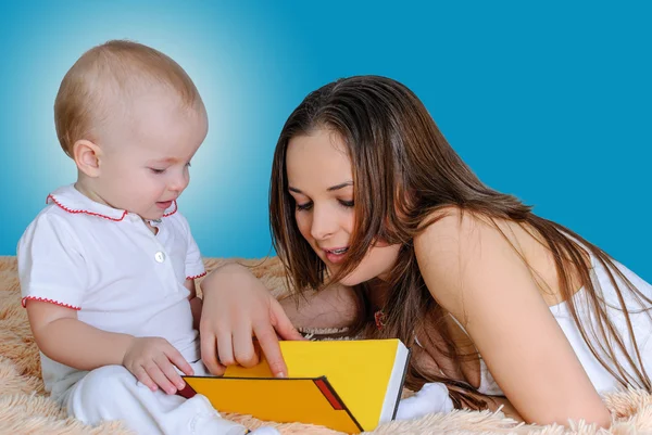 Madre leyendo cuentos para dormir —  Fotos de Stock