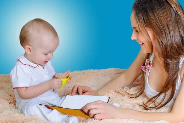 Mother reading bedtime stories — Stock Photo, Image