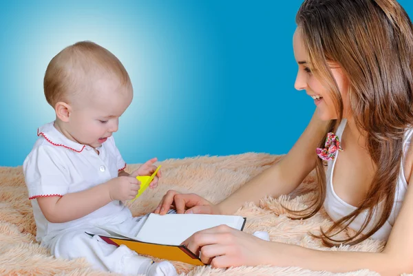 Madre leyendo cuentos para dormir —  Fotos de Stock