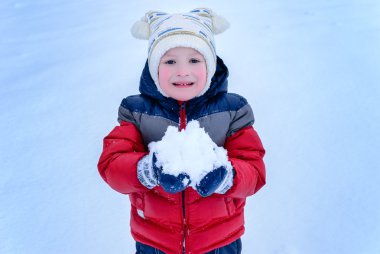 Çocuklar kar üzerinde
