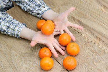 elinde bir çocuk portakal ile