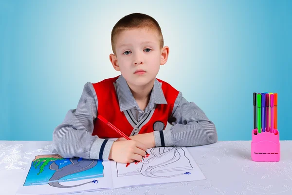 Niño aprende a escribir — Foto de Stock