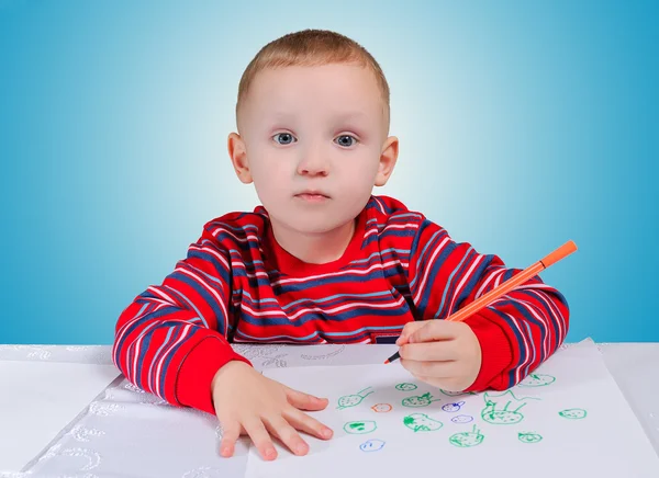 Niño aprende a escribir —  Fotos de Stock