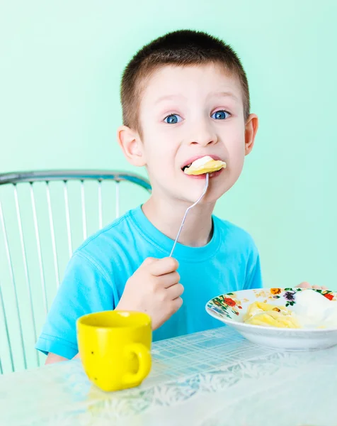 Chłopiec jedzenie — Zdjęcie stockowe