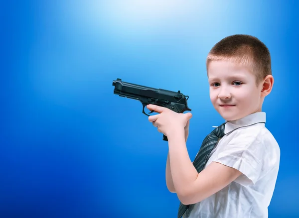 Jongen met pistool — Stockfoto