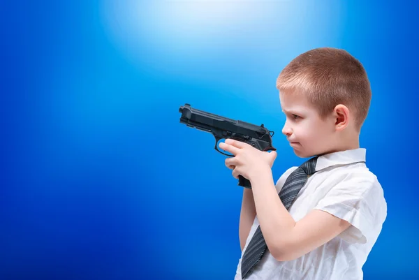 Boy with gun — Stock Photo, Image