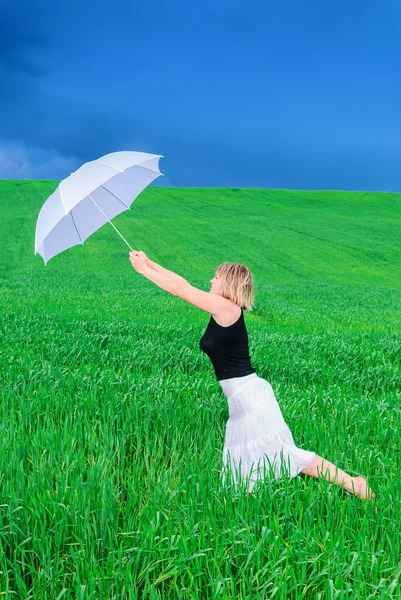Girl in a field — Stock Photo, Image