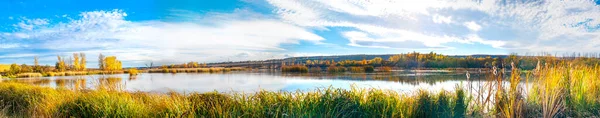 Пейзаж панорама озера осеннее солнце желтые листья — стоковое фото