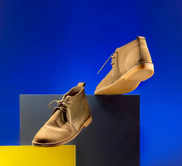 Кожаные туфли, снятые на прогулке в подсветке Стоковое Фото