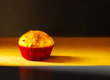 Stüdyoda eski bir kağıtta yan lambalı bir kek çekiliyor. Ev mutfağı