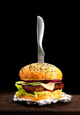 Burger hamburger fast food gurme akşam yemeği siyah arka planda izole