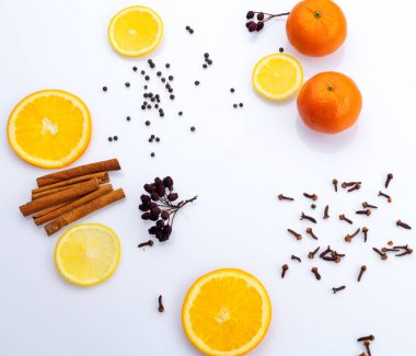 Beyaz masa manzaralı renkli taze meyve parçaları