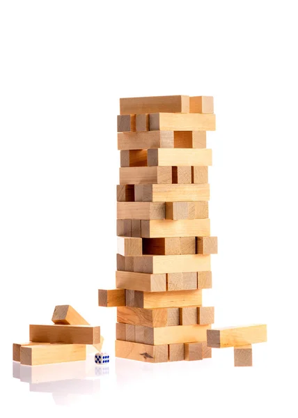 Jenga toren gemaakt van houten blokken vallen op witte achtergrond Rechtenvrije Stockfoto's