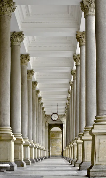 Chemin colonnade — Photo