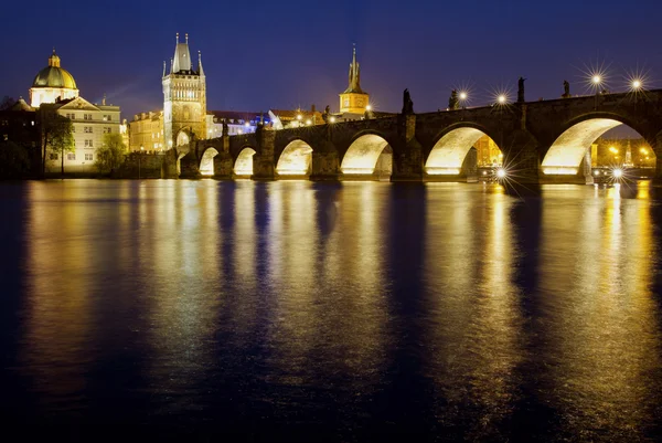 Puente Karlov en la noche — Foto de Stock