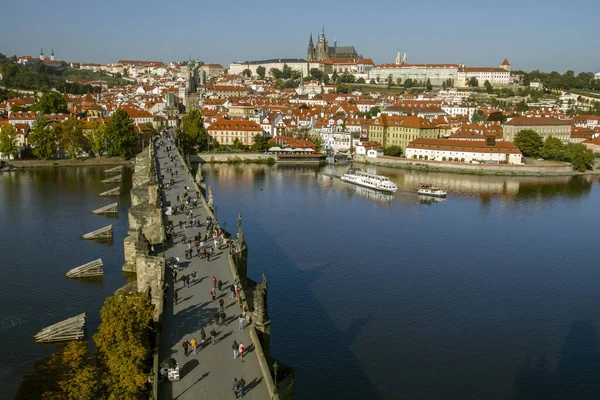 มมองทางอากาศของศ ประว ศาสตร Prague มมองทางอากาศ ของสะพานชาร Vltava และศ กลางประว ศาสตร — ภาพถ่ายสต็อก