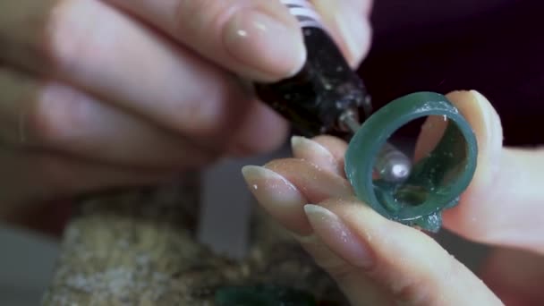 Beruf Juwelier Hände Eines Juweliers Schmuck Basteln Handarbeit Nahaufnahme — Stockvideo