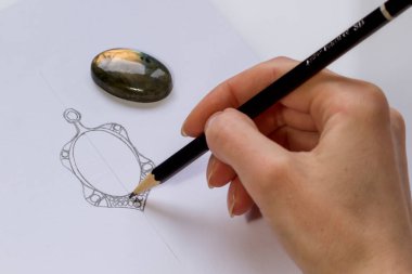 Mücevher Tasarımı Çizimi. Kağıda mücevher çiziyorum. Tasarım Stüdyosu. Yaratıcılık Fikirleri.