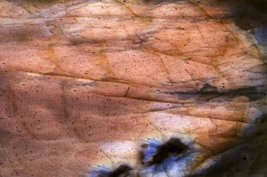 Doku - Labradorite - güzel bir mineral, üst manzara. Labradorite spektrumun tüm renklerine sahip bir kayadır. Doku soyut arkaplan. Yatay arkaplan. Tasarım ya da metin eklemek için konsept. Geçmişi. Kapatın. Makro.