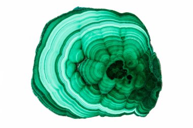  Beyaz arka planda Malachite yarı değerli taş. Yeşil malakit taş dokusu. Makro.