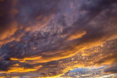 Kara bulutlu dramatik gökyüzünün arka planı. Fırtınadan önce gökyüzü. Soyut doğal gökyüzü arkaplanı.