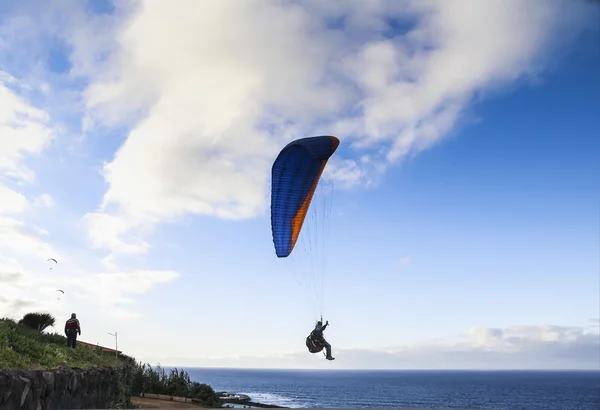 Hang gliding, paraglider flier at the sea — Stock Photo, Image