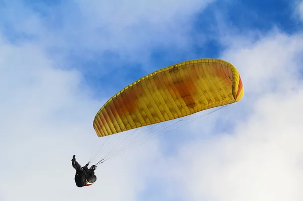 Hang gliding, paraglider flier at the sea — Stock Photo, Image