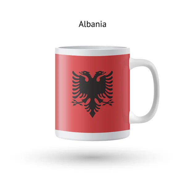 Bandera de Albania taza de recuerdo sobre fondo blanco . — Vector de stock